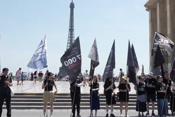 CCTV haberine göre; Paris’te yüzlerce kişi, Dünya Yankıları (Echoes of