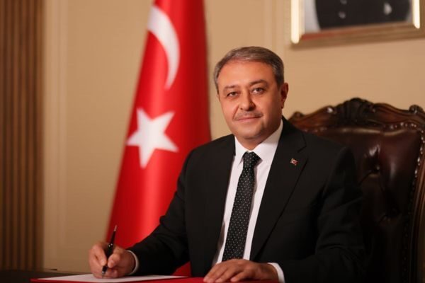 Şanlıurfa Valiliğinden yapılan açıklamaya göre, Vali Hasan Şıldak, anız yakmanın