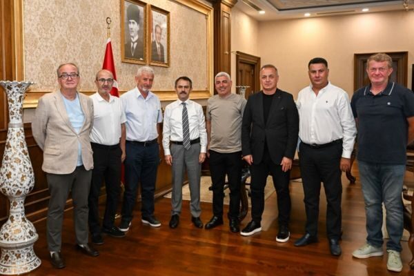 Kartepe Turizm Derneği Yönetim Kurulu Başkanı Kamil Öçbe ve yönetim