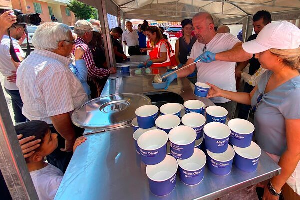 Antalya Büyükşehir Belediyesi tarafından Muharrem ayı dolayısıyla başlatılan aşure ikramları