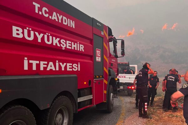 Aydın’ın Çine ilçesine bağlı Kavşit Mahallesi’nde çıkan orman yangınına Aydın