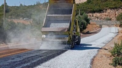 Aydın Büyükşehir Belediyesi, 17 ilçede eş zamanlı yürütülen yatırımlarla ulaşım