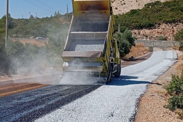 Aydın Büyükşehir Belediyesi, 17 ilçede eş zamanlı yürütülen yatırımlarla ulaşım