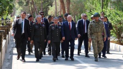 Milli Savunma Bakanı Yaşar Güler, beraberinde Genelkurmay Başkanı Orgeneral Selçuk