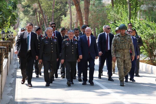 Milli Savunma Bakanı Yaşar Güler, beraberinde Genelkurmay Başkanı Orgeneral Selçuk