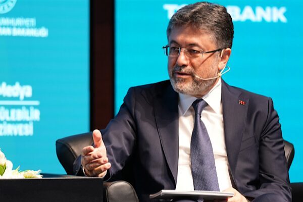 Tarım ve Orman Bakanı İbrahim Yumaklı, devam eden orman yangınlarıyla