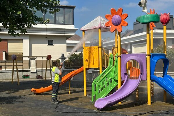 İstanbul Bakırköy Belediyesi, temizlik seferberliği kapsamında bu kez Şenlikköy Mahallesi’nde