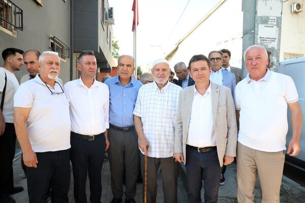 Bursa Osmangazi Belediye Başkanı Erkan Aydın, mahalle buluşmaları kapsamında Gülbahçe