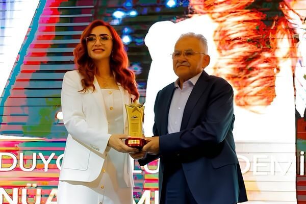 Kayseri Büyükşehir Belediye Başkanı Memduh Büyükkılıç, Kayseri Gazeteciler Cemiyeti tarafından