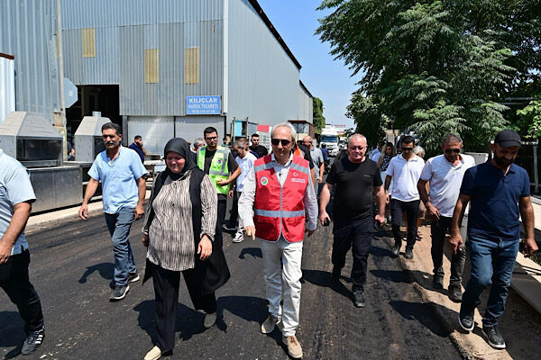 Kepez Belediye Başkanı Mesut Kocagöz, Zeytinlik Mahallesi’ndeki Hurdacılar Sitesi’nde yürütülen
