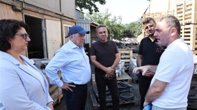 Belediyeden yapılan açıklamaya göre Özdemir’e saha ziyaretlerinde başkan yardımcıları Zerrin