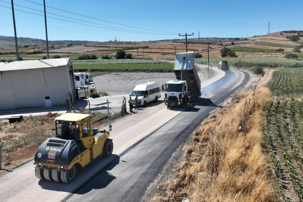 Bursa Büyükşehir Belediyesi, 17 ilçede sürdürdüğü yol yenileme çalışmaları kapsamında