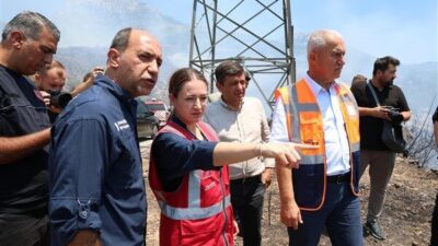 Antalya Büyükşehir Belediyesi itfaiye ekipleri, Alanya’da devam eden orman yangınına