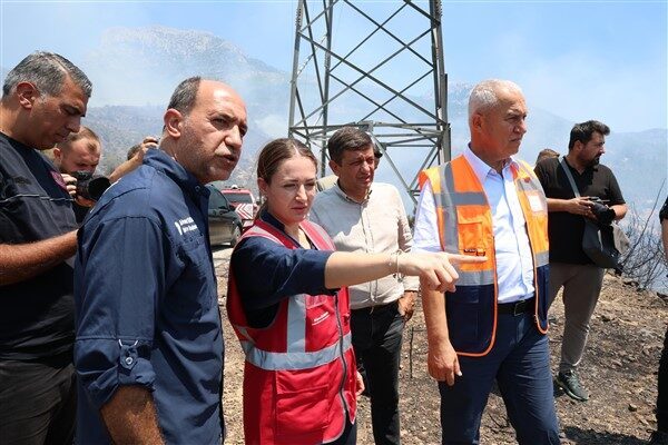 Antalya Büyükşehir Belediyesi itfaiye ekipleri, Alanya’da devam eden orman yangınına