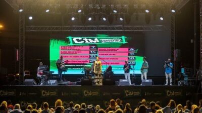 İzmir Büyükşehir Belediyesi’nin yaz aylarında geleneksel olarak düzenlediği Çim Konserleri