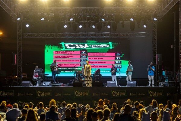 İzmir Büyükşehir Belediyesi’nin yaz aylarında geleneksel olarak düzenlediği Çim Konserleri