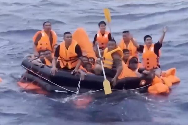 Güney Çin Denizi’ndeki Nansha Adaları’nda bulunan Yongshu Resifi yakınlarında dün