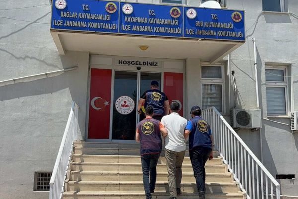 Diyarbakır İl Jandarma Komutanlığından yapılan açıklamaya göre, Narkotik Suçlarla Mücadele