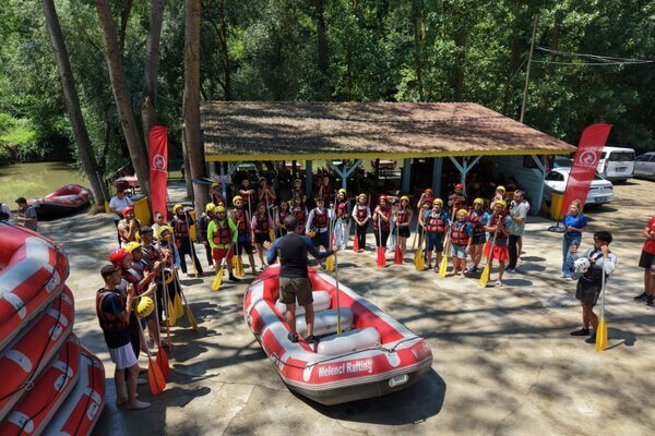 Düzce Belediyesi, yaz dönemi etkinlikleri kapsamında gençleri Melen Çayı’nda düzenlenen