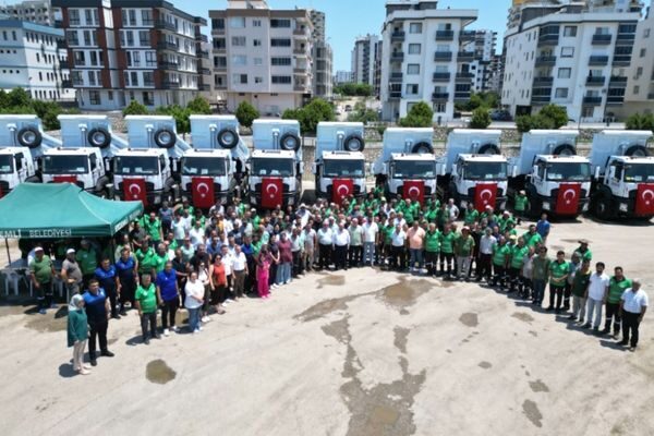 Erdemli Belediyesi araç filosuna 10 adet yeni damperli kamyon kazandırdı.