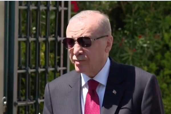Cumhurbaşkanı Erdoğan, cuma namazı çıkışında basın mensuplarının gündeme ilişkin sorularını