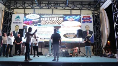 Şanlıurfa’nın Eyyübiye ilçesinde bulunan Eyyübiye Millet Bahçesi, “Sahne Senin” programlarıyla