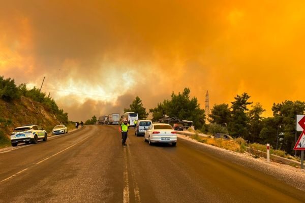 Muğla’da orman yangını nedeniyle Fethiye-Seydikemer-Antalya kara yolunun geçici olarak sivil
