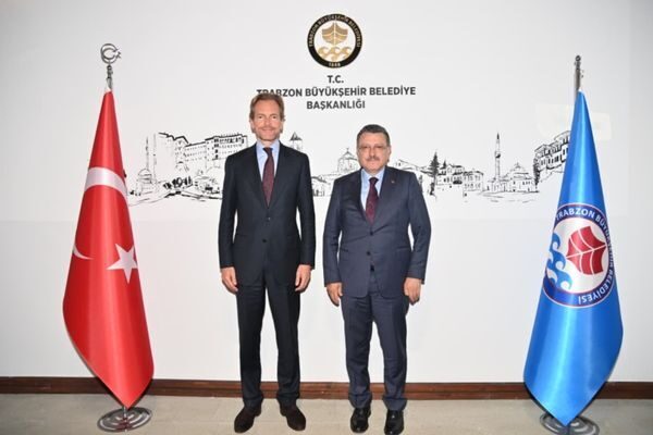 Trabzon Büyükşehir Belediye Başkanı Ahmet Metin Genç, Büyükelçi Van de