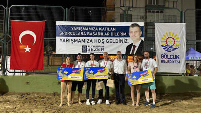 Gölcük Belediyesi’nin yaz spor etkinlikleri kapsamında düzenlediği Plaj Voleybolu Turnuvası,