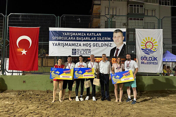 Gölcük Belediyesi’nin yaz spor etkinlikleri kapsamında düzenlediği Plaj Voleybolu Turnuvası,