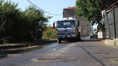 Maltepe’de ilçe genelinde sürdürülen planlı toplu temizlik faaliyetleri Gülensu Mahallesi’nde