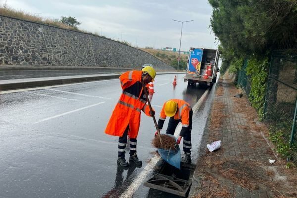 İstanbul’da etkili olan kuvvetli sağanak nedeniyle İBB ekipleri teyakkuza geçti.