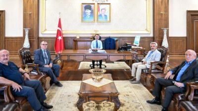 İnternet Gazetecileri Derneği Başkanı Soner Kılıç ile beraberindeki gazetecilerin Vali