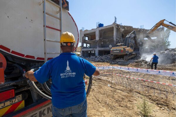 İzmir Büyükşehir Belediyesi, kaçak yapılaşmayla mücadele kapsamında Gaziemir Aktepe ve