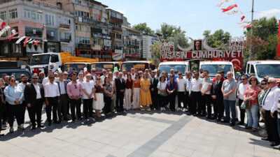 İzmit Belediyesi, öz kaynaklarıyla satın aldığı yeni hizmet araçlarını Belediye