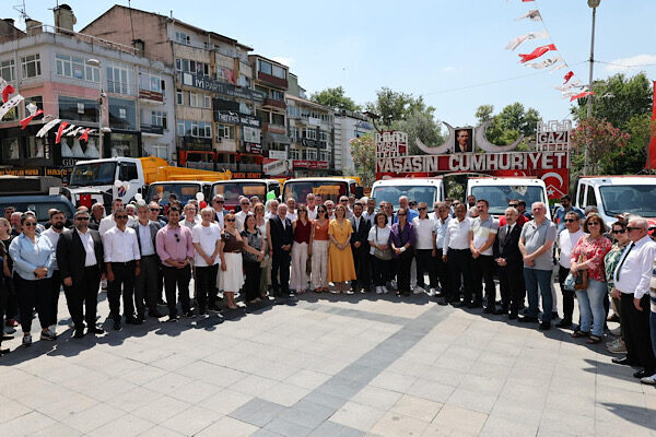 İzmit Belediyesi, öz kaynaklarıyla satın aldığı yeni hizmet araçlarını Belediye