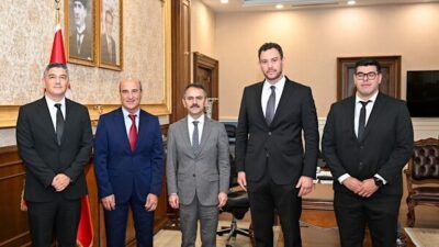 Yerli elektrikli mikro araç KAREA Projesi’nin yatırımcı ve yöneticileri, Kocaeli