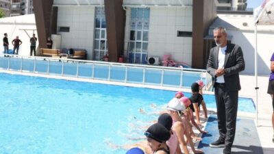 Diyarbakır’da yaz sıcaklarının etkisini artırdığı dönemde Kayapınar Belediyesi’nin ücretsiz yüzme
