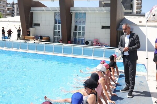Diyarbakır’da yaz sıcaklarının etkisini artırdığı dönemde Kayapınar Belediyesi’nin ücretsiz yüzme
