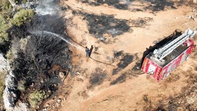 Antalya’nın Kepez ilçesi Çamlıca Mahallesi’nde ormanlık alanda çıkan yangın, ekiplerin