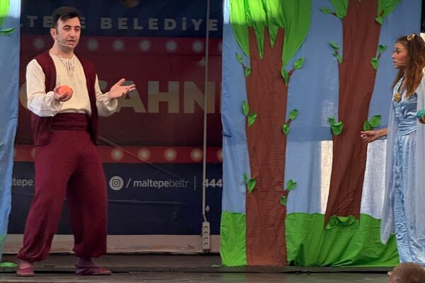 İstanbul Maltepe Belediyesi’nin “Yaz Çocuk Tiyatroları” programı kapsamında sahnelenen “Gelecekten
