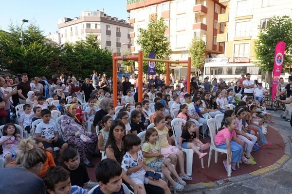 Maltepe Belediyesinden yapılan açıklamaya göre, yaz boyunca çocukları sanatla buluşturmayı