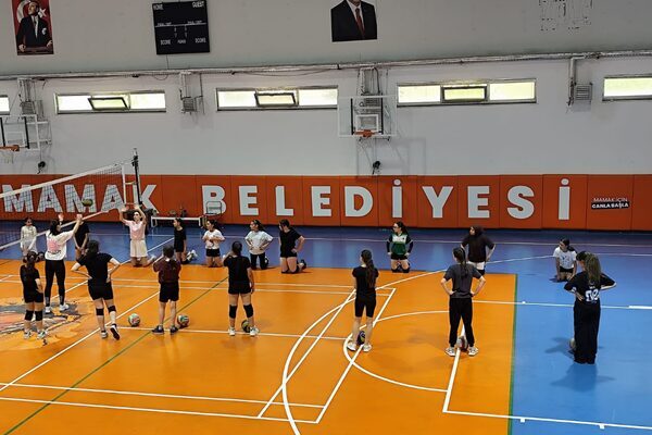 Mamak Belediyesi Gençlik ve Spor Hizmetleri Müdürlüğü, yaz tatilinde çocuklar