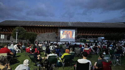 Gölcük Belediyesi tarafından Kervansaray arkasındaki parkta düzenlenen “Müthiş Bir Film”