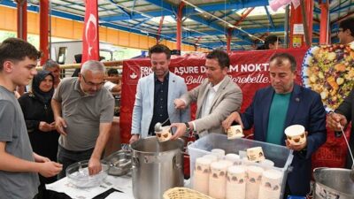 Bursa’nın Osmangazi ilçesinde Muharrem ayı dolayısıyla düzenlenen aşure ikramı programında