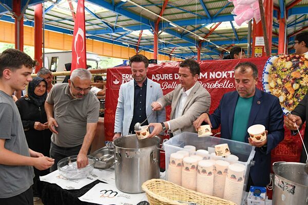 Bursa’nın Osmangazi ilçesinde Muharrem ayı dolayısıyla düzenlenen aşure ikramı programında