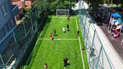 Açıklamaya göre, mahallede yaşayan çocuklar futbol oynayabilecekleri bir halı saha