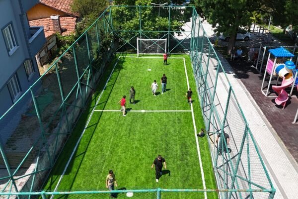Açıklamaya göre, mahallede yaşayan çocuklar futbol oynayabilecekleri bir halı saha