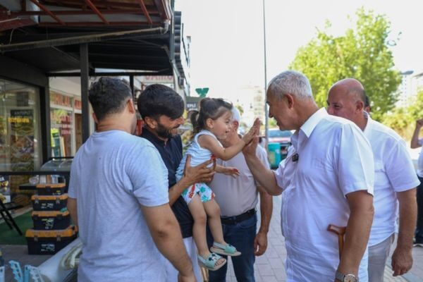 Alanya Belediyesinden yapılan açıklamada, Başkan Özçelik’in cadde üzerindeki iş yerlerini