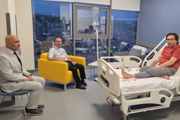 Kocaeli Valisi İlhami Aktaş, Kocaeli Şehir Hastanesi’nde tedavi gören Kocaeli